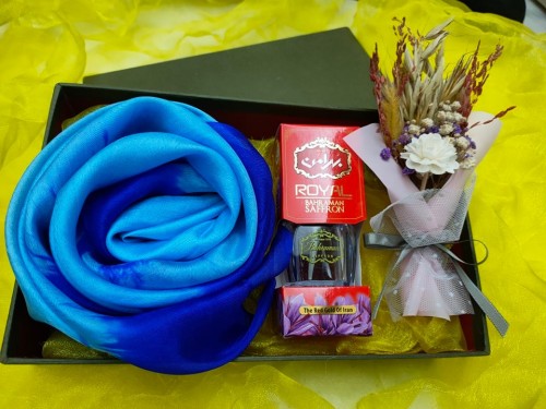 Set quà Chăm Sóc bao gồm 1 khăn lụa tơ tằm vuông và 1 gram nhuỵ hoa nghệ tây cao cấp