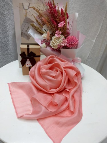 Set quà 1 khăn lụa tơ tằm và 1 bó hoa khô handmade
