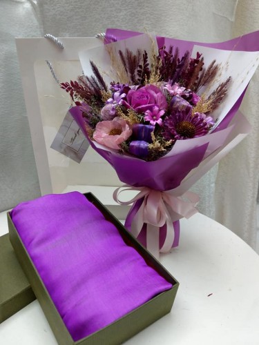 Set quà tặng bao gồm 1 mảnh vải may áo dài lụa tơ tằm và 1 bó hoa khô nghệ thuật