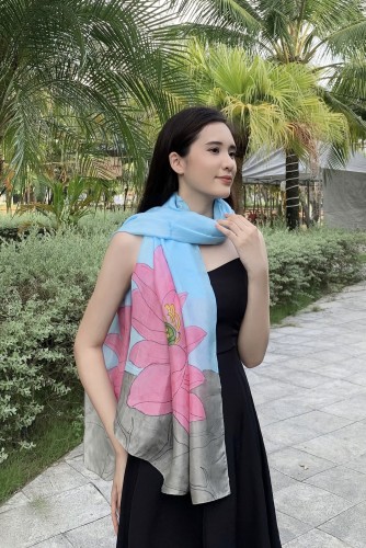 Khăn lụa tơ tằm vẽ tay – khăn lụa dài vẽ hoa sen hồng nền xanh