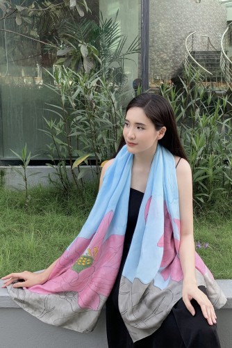 Khăn lụa tơ tằm vẽ hoa sen hồng nền xanh – Quà tặng Văn hóa Việt cao cấp
