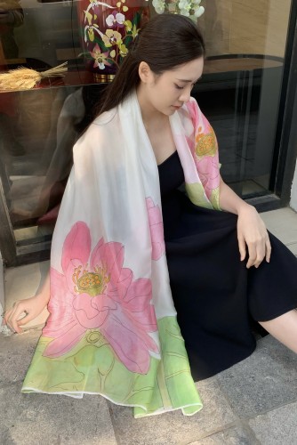 Khăn lụa tơ tằm vẽ hoa sen hồng nền trắng - Quà tặng Văn hóa Việt cao cấp