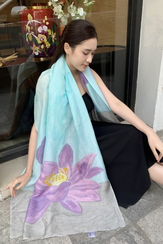 Khăn lụa tơ tằm vẽ tay hoa sen tím – Quà tặng thủ công cao cấp