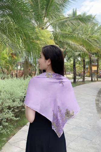 KHĂN LỤA TƠ TẰM VẼ TAY VUÔNG – VẼ HOA TỬ ĐẰNG TÍM - QUÀ TẶNG VĂN HÓA VIỆT