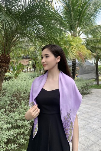Khăn lụa tơ tằm vẽ tay – khăn lụa vuông vẽ hoa tử đằng nền tím