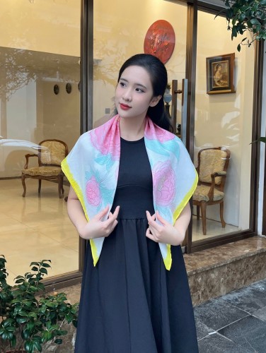 Khăn lụa tơ tằm vẽ tay – khăn lụa vuông vẽ hoa mẫu đơn viền vàng 