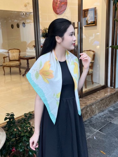 Khăn lụa tơ tằm vẽ tay – khăn lụa vuông vẽ hoa mộc lan vàng 