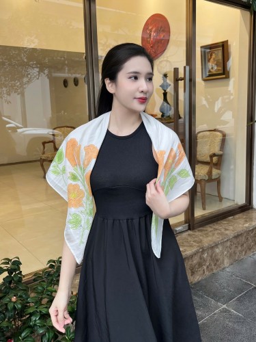 Khăn lụa tơ tằm vẽ tay – khăn lụa vuông vẽ hoa đăng tiêu