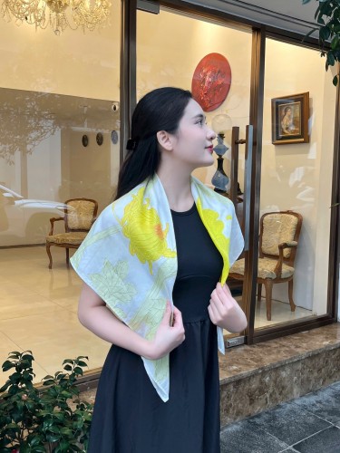 Khăn lụa tơ tằm vẽ tay – khăn lụa vuông vẽ hoa cúc 