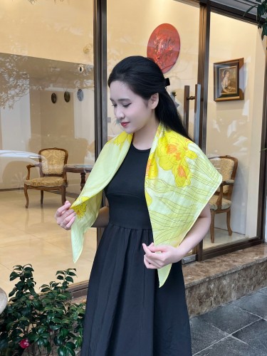Khăn lụa tơ tằm vẽ tay – khăn lụa vuông vẽ hoa diên vĩ vàng 
