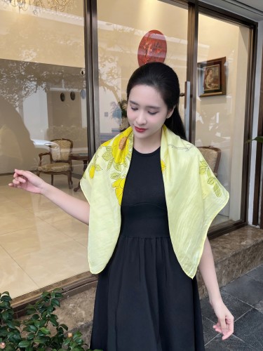 Khăn lụa tơ tằm vẽ tay – khăn lụa vuông vẽ hoa hồng vàng leo