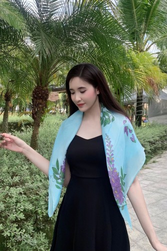 Khăn lụa tơ tằm vẽ tay – khăn lụa vuông vẽ hoa tử đằng nền xanh