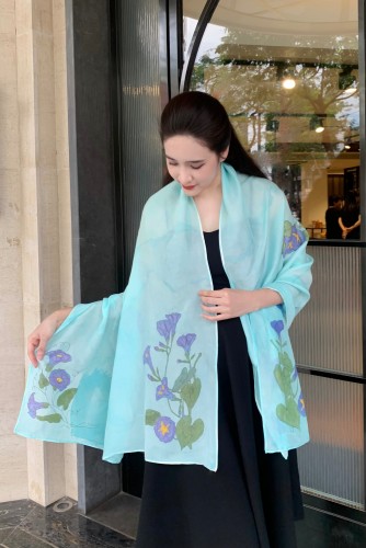 Khăn lụa tơ tằm vẽ tay hoa muống biển – Quà tặng thủ công Việt Nam cao cấp