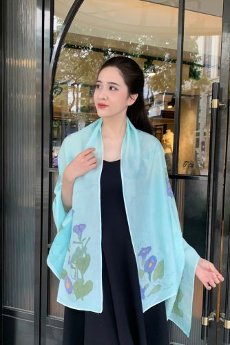 Khăn lụa tơ tằm vẽ tay hoa muống biển – Quà tặng thủ công Việt Nam cao cấp