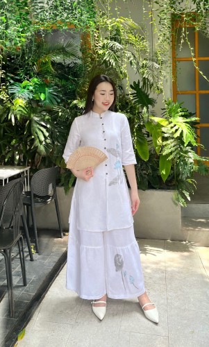 Bộ đồ linen vẽ tay hoa sen xanh, áo cổ Tàu, quần 3 tầng