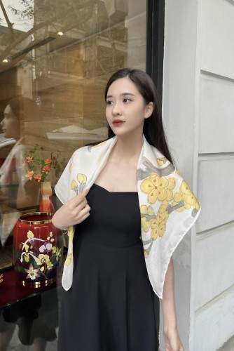 Khăn lụa tơ tằm vẽ tay hoa mai vàng rải rác - khăn lụa vuông