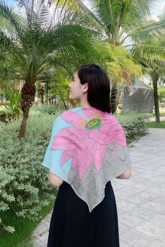 Khăn lụa tơ tằm vẽ tay – khăn lụa vuông vẽ hoa sen hồng nền xanh