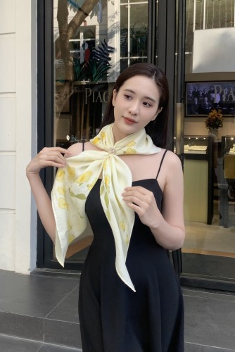 Khăn lụa tơ tằm vẽ tay vuông - Hoa leo vàng bình dị