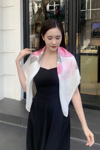 Khăn lụa tơ tằm vẽ tay vuông - hoa hồng màu hồng