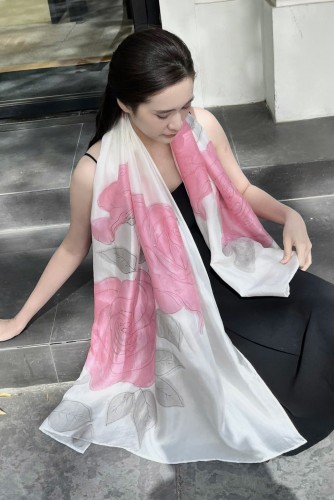 Khăn Lụa Tơ Tằm Vẽ Tay Hoa Hồng Dịu Dàng – Quà Tặng Thủ Công Việt Nam Cao Cấp