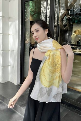 Khăn Lụa Tơ Tằm Vẽ Tay Hoa Hồng Vàng Kiêu Sa