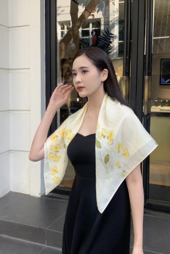 KHĂN LỤA TƠ TẰM VẼ TAY VUÔNG – VẼ HOA LEO VÀNG - QUÀ TẶNG VĂN HÓA VIỆT